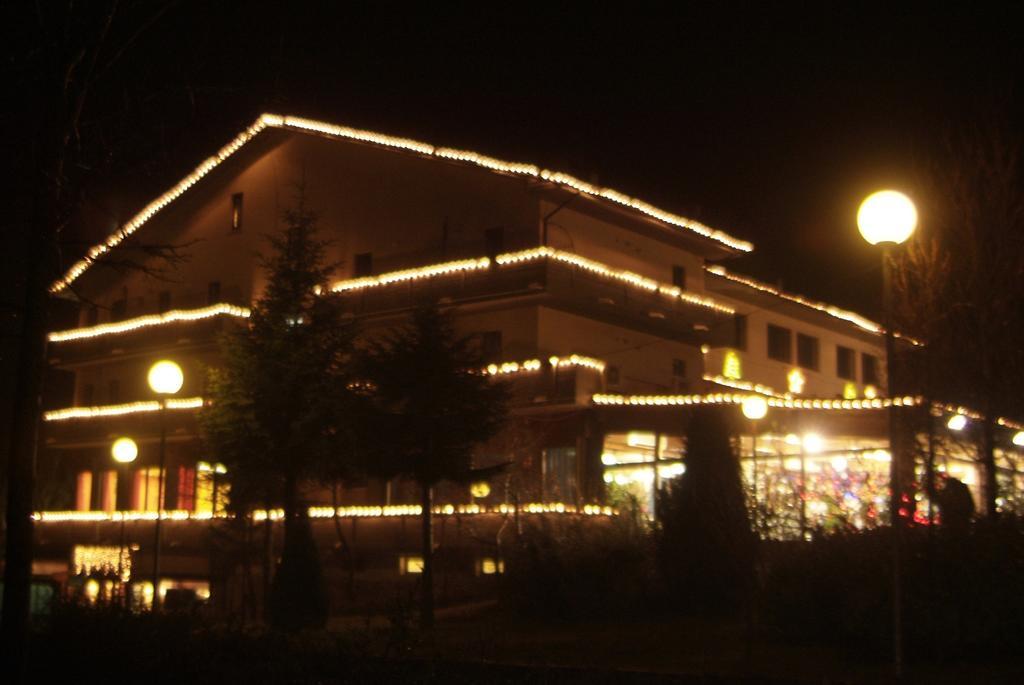 Hotel Tetto Delle Marche - Ristorante Dei Conti 친골리 외부 사진