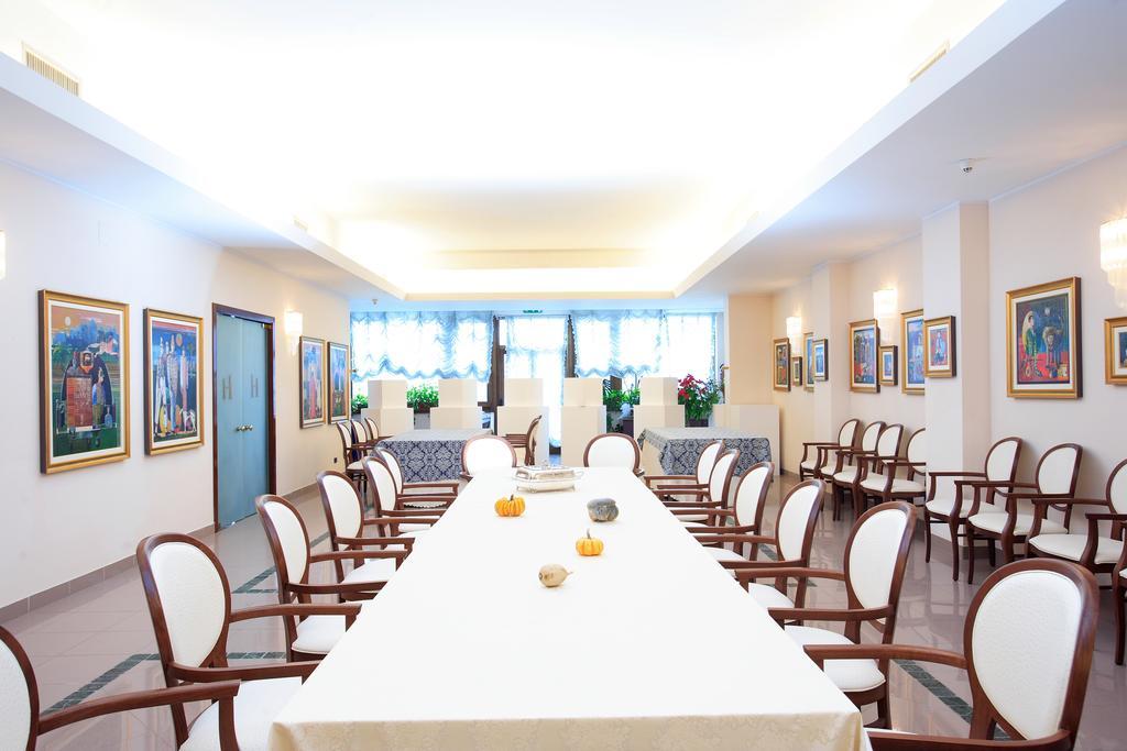 Hotel Tetto Delle Marche - Ristorante Dei Conti 친골리 외부 사진