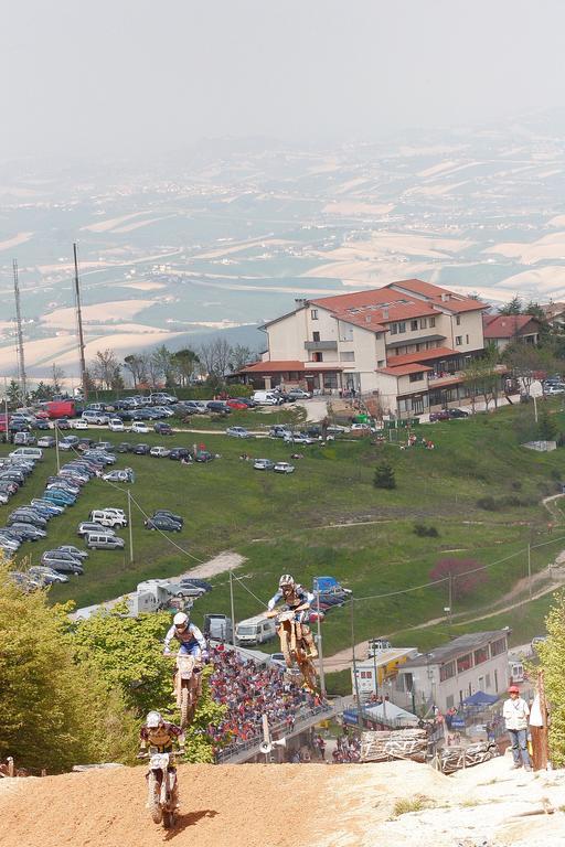 Hotel Tetto Delle Marche - Ristorante Dei Conti 친골리 외부 사진