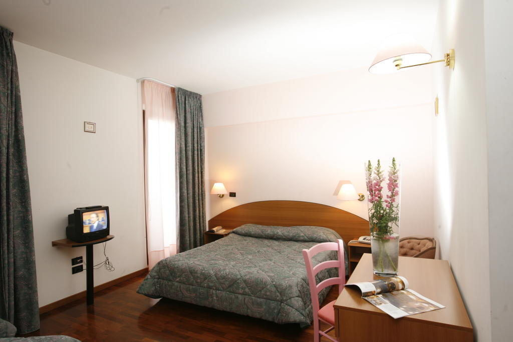 Hotel Tetto Delle Marche - Ristorante Dei Conti 친골리 객실 사진